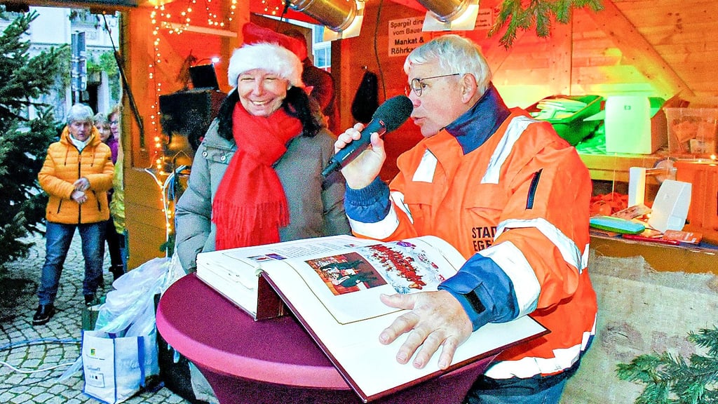 Reinhard Luckner, hier am 6. Dezember 2025 auf dem  Weihnachtsmarkt in Egeln mit der Leiterin der Tanzgruppe Dance Factory, Doris Pirwitz, steht seit 21 Jahren an der Spitze der Stadt. 