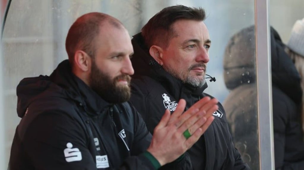 Daniel Meyer (r.) sieht den HFC auch ohne Zugang gut aufgestellt. Fatlum Elezi könnte einer der Spieler sein, die auf einer anderen Position zum Einsatz kommen.