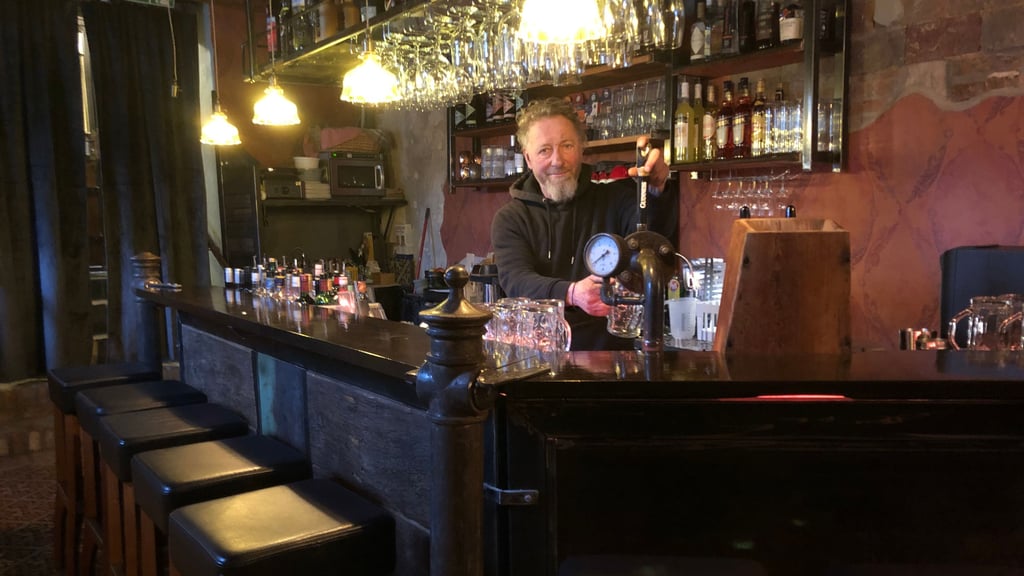 Frisch Gezapftes kann Torsten Höher jetzt auch im Winter anbieten: In ihrer „Ruinenromantik“ in Quedlinburg haben er und Juliane Jüttner jetzt eine Kellerbar eingerichtet.