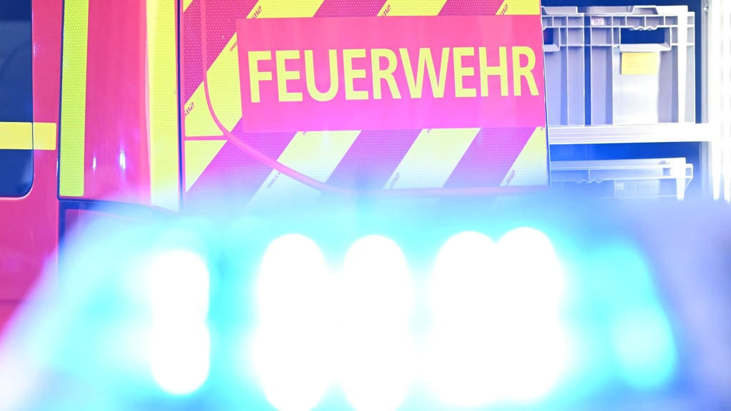 Auf der A2 zwischen Lostau und Burg fing ein Auto nach einem technischen Defekt Feuer. Die Autobahn musste vollständig gesperrt werden.