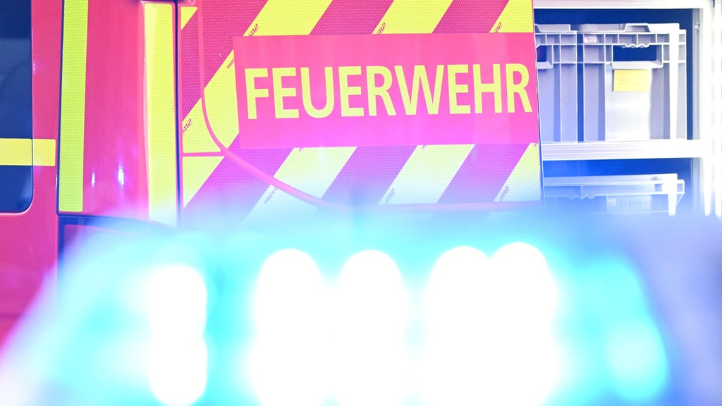 Auf der A2 zwischen Lostau und Burg fing ein Auto nach einem technischen Defekt Feuer. Die Autobahn musste vollständig gesperrt werden.