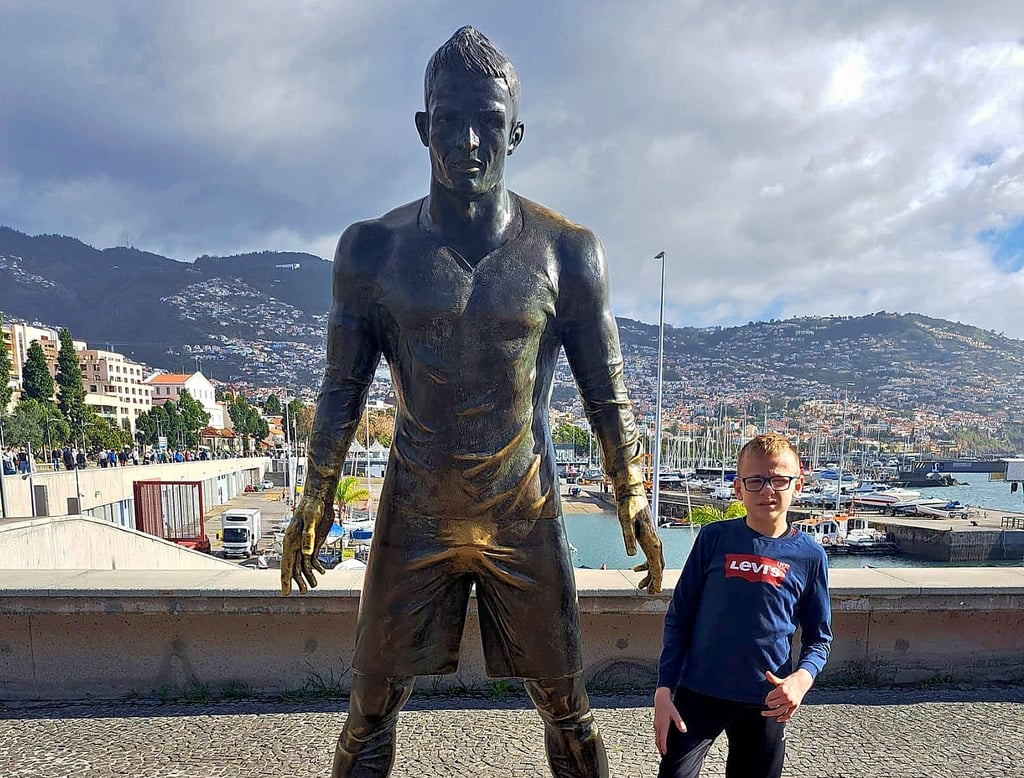 Niklas Zelmer steht neben der Cristiano-Ronaldo-Statue in Funchal.
