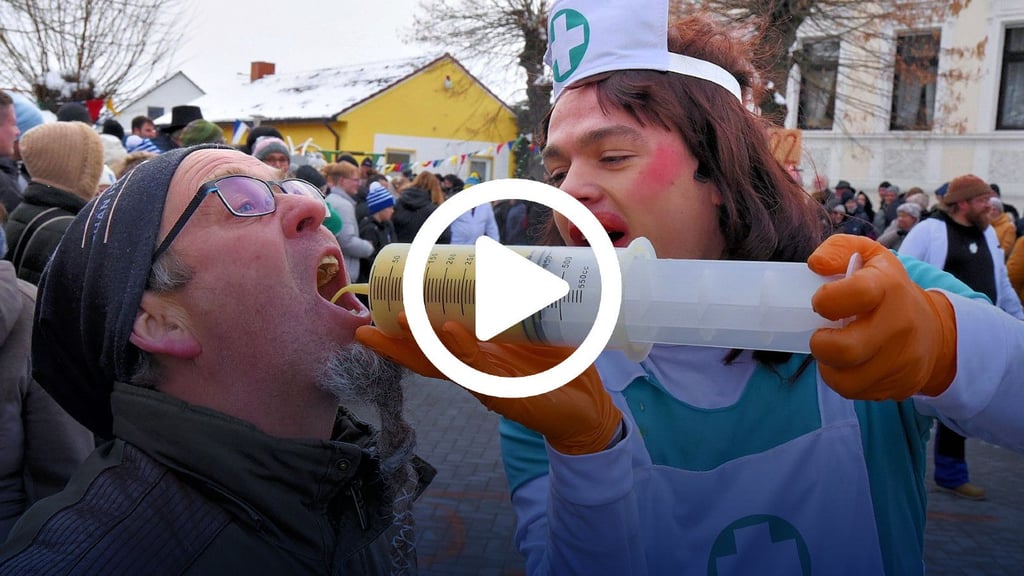 Lichtmess Glinde 2026 bot wieder viel für das Auge und den Gaumen hier: ein Besucher bekommt eine Botoxspritze (Eierlikör), 