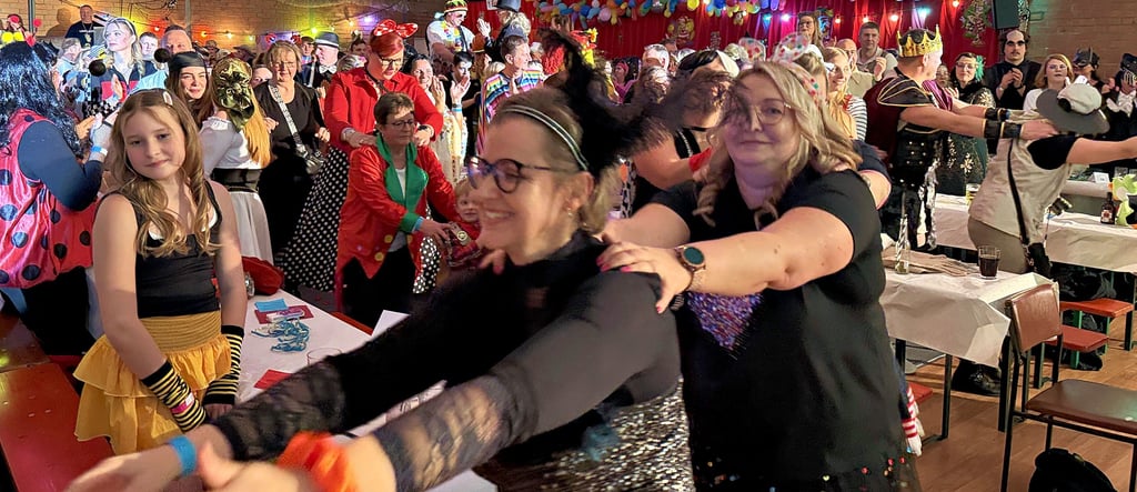 Wenn die Polonaise beim Karneval in Uetz gestartet wird, bleibt kaum einer  auf seinem Platz sitzen.