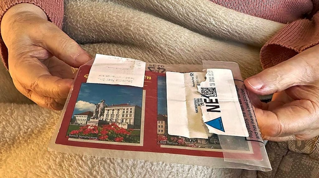Diese Postkarte ist 26 Jahre zu spät gekommen –  ein Postbote sorgt für eine überraschend schnelle Wiedergutmachung.