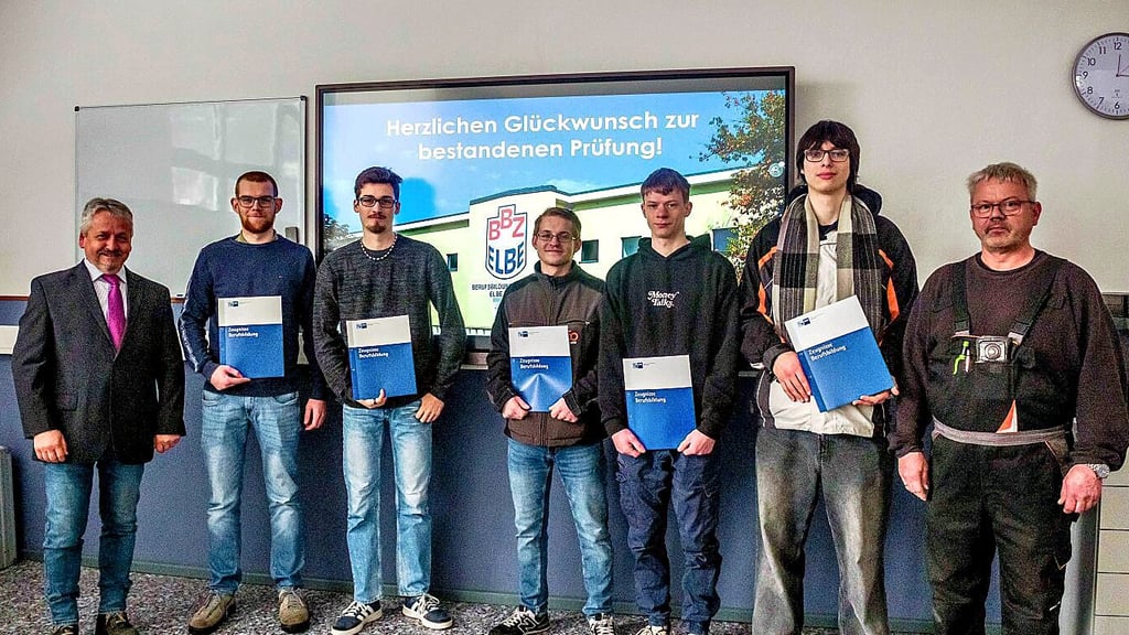 Die neuen Facharbeiter  präsentieren ihre Urkunden im BBZ Elbe.