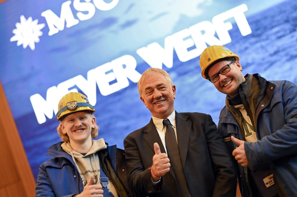 Das Bekenntnis des Aufsichtsratsvorsitzendes von MSC Cruises, Pierfrancesco Vago (mitte), sorgt bei Werftbeschäftigten für Zuversicht.