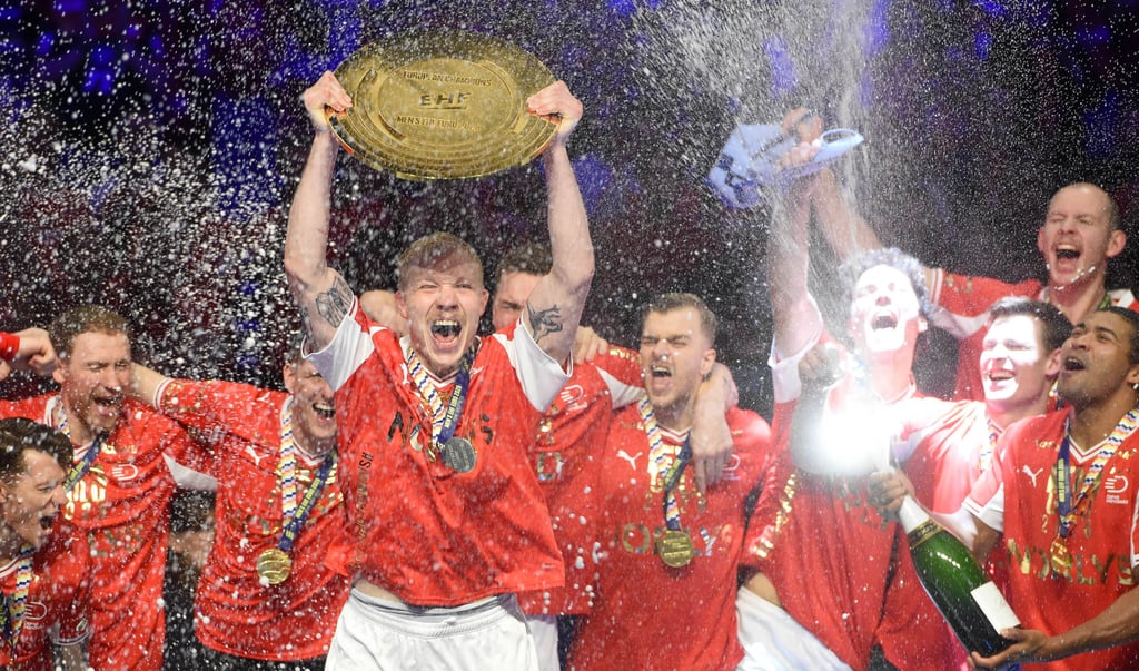 Magnus Saugstrup nahm als Kapitän der Dänen die EM-Trophäe in Empfang.