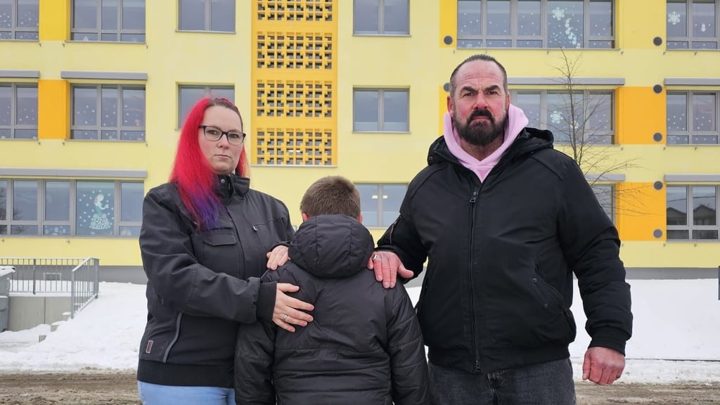 Juliane H., Noah und Carsten Stahl beim Videodreh vor der Novalisschule in Hettstedt.