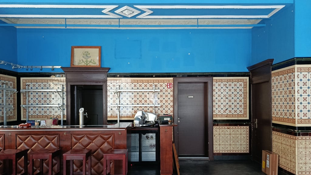 Die „Hoeferts Nachbarschaftsbar“ im Buckauer Engpass ist Geschichte. Leer bleibt die Kiez-Kneipe aber nicht. Ein bekannter Magdeburger zieht mit neuem Konzept ein.