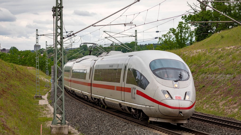 Ein IC musste einen mehrstündigen Halt auf freier Strecke machen.