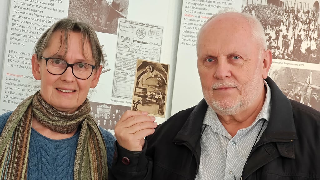 Günther Wagner übergibt eine Postkarte, die das Innere der Gaststätte „Bürgerkasino“ zeigt, an Museumsleiterin Monika Frohriep. Dort gab der Boxer Autogramme. 