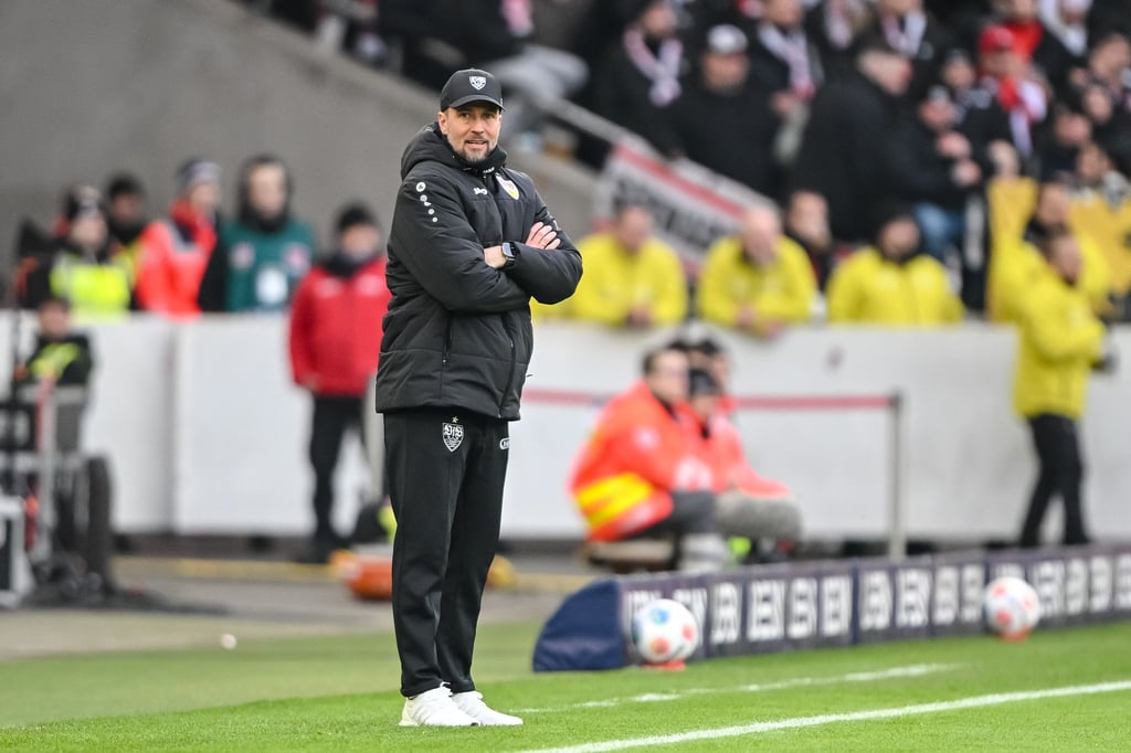 Der VfB und Trainer Sebastian Hoeneß sind im Pokal in Kiel zu Gast.