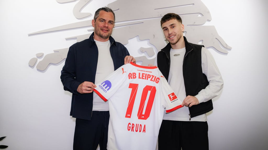 RB-Sportchef Marcel Schäfer überreicht Leihspieler Brajan Gruda die Nr. 10