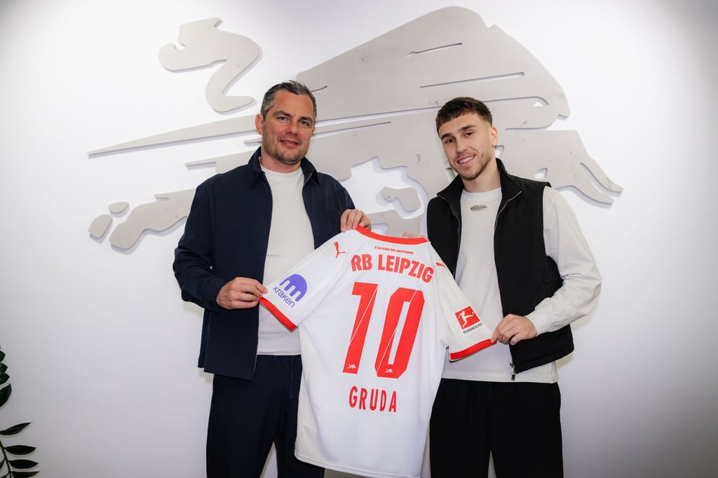 RB-Sportchef Marcel Schäfer überreicht Leihspieler Brajan Gruda die Nr. 10