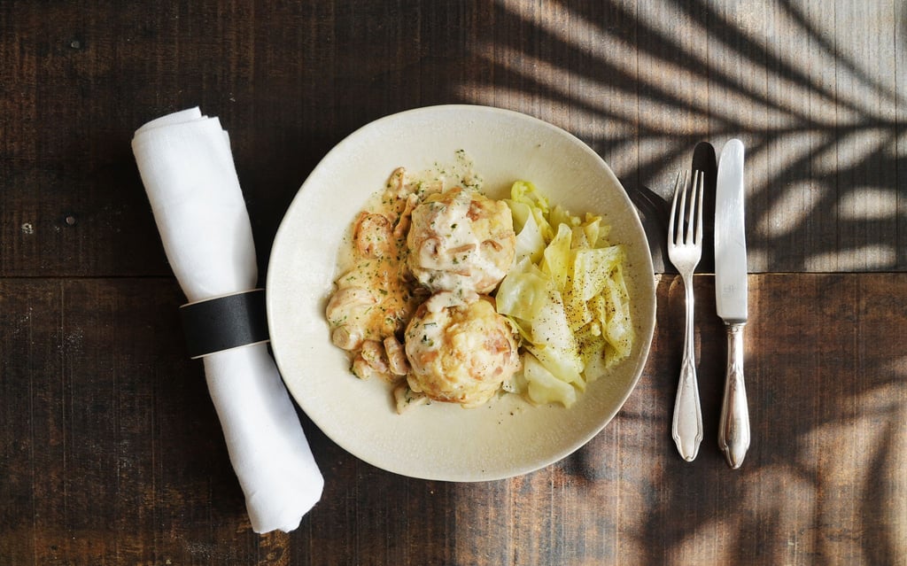 In der klassischen Wintervariante wird der Spitzkohl geschmort und mit Semmelknödel und Pilzrahmsauce serviert.