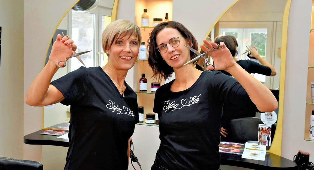 Chefin Heike Schmidt (l.) übergibt den Friseursalon an  ihre Mitarbeiterin Nannette Lange.