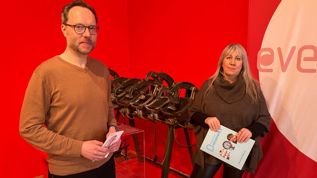 Museumsleiter Manuel Schwarz und Kuratorin Isabell Radecke-Aurin in der Sonderausstellung im Weißenfelser Museum