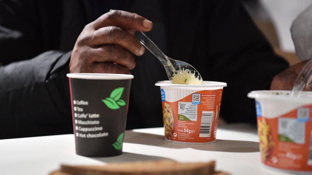 Ein Obdachloser sitzt im Nachtcafe am Bahnhof Zoo. (Archivbild)