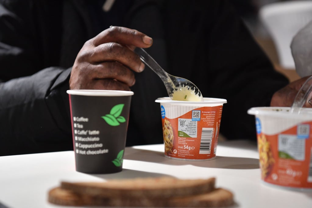 Ein Obdachloser sitzt im Nachtcafe am Bahnhof Zoo. (Archivbild)