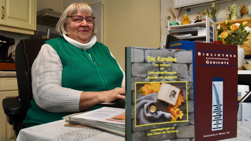 Edda Hankel aus Mansfeld hat sich ihre Schreibwerkstatt in der Küche eingerichtet. 