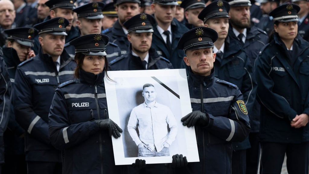 Vor etwa einem Jahr kam ein 32-jähriger Polizist aus Dresden bei einem Einsatz gegen Autodiebe in Brandenburg ums Leben. (Archivbild)
