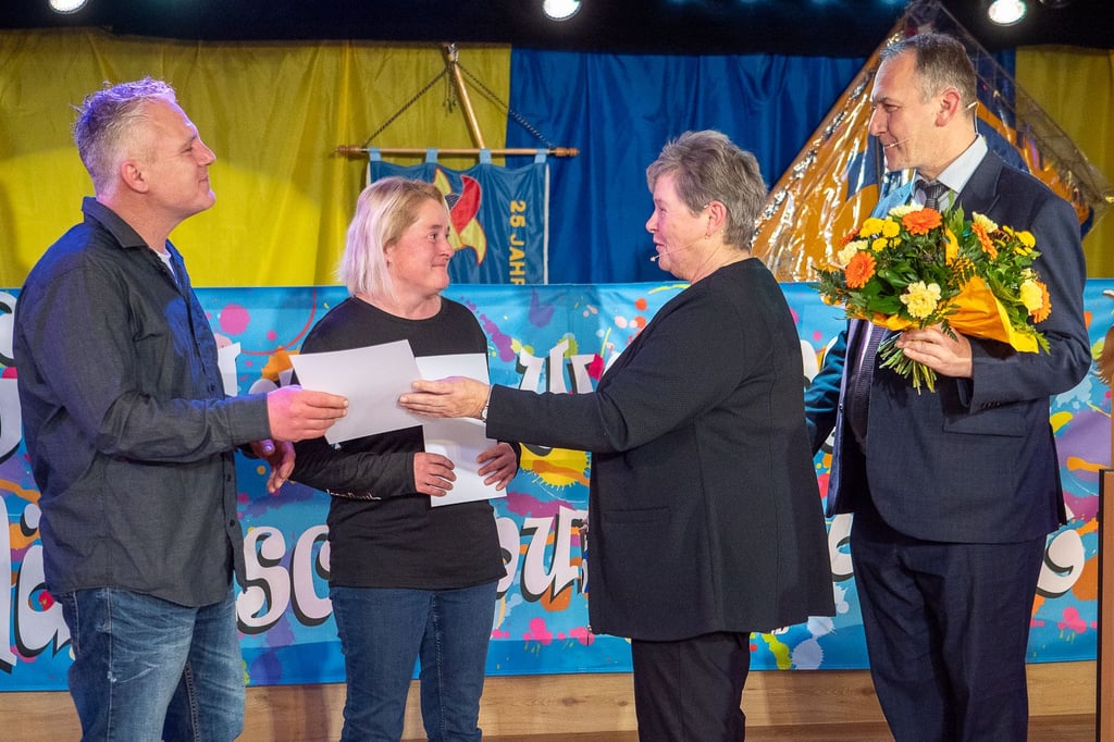 Die Ladeburger Carina und Karsten Zerm wurden für ihre langjährige Hilfsbereitschaft geehrt.