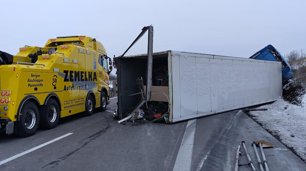 Ein umgekippter Sattelzug versperrt derzeit die Autobahn 36 in Richtung Braunschweig bei Hoym. Die Bergungsarbeiten werden einige Zeit in Anspruch nehmen.