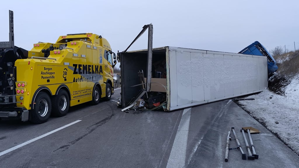 Ein umgekippter Sattelzug versperrt derzeit die Autobahn 36 in Richtung Braunschweig bei Hoym. Die Bergungsarbeiten werden einige Zeit in Anspruch nehmen.