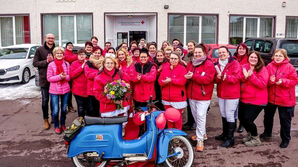 Die Mitarbeiterinnen  der DRK-Sozialstation applaudieren  Corina Dreher zum  35. Dienstjubiläum. 