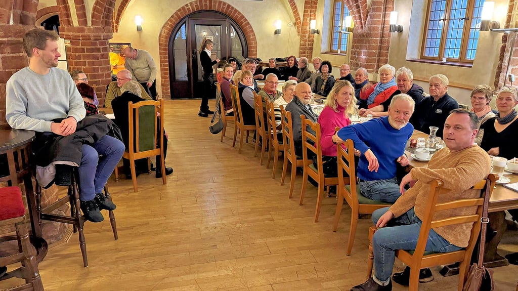 Bei einer gut besuchten Runde im Café „bohne & praline“ kamen Stammkunden über die Zukunft des Stendaler Bauernmarktes ins Gespräch.  