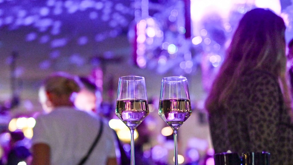 Zwei Gläser stehen unbeaufsichtigt auf einem Tisch im Club. (Symbolbild)