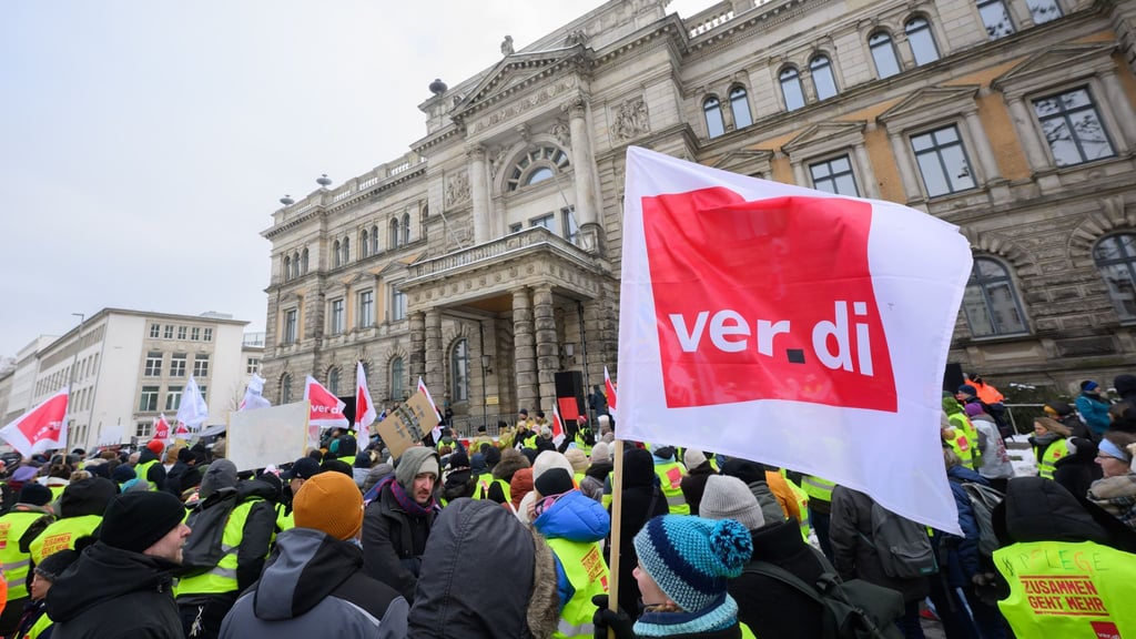 Hunderte Menschen beteiligten sich an der zentralen Kundgebung der Gewerkschaft Verdi.