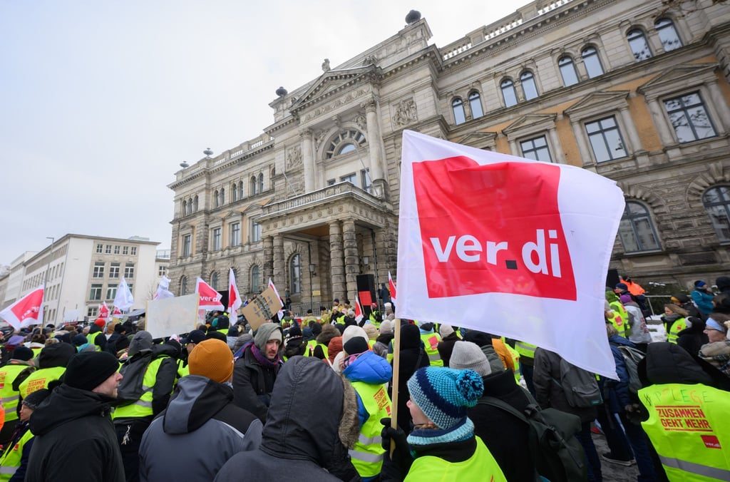 Hunderte Menschen beteiligten sich an der zentralen Kundgebung der Gewerkschaft Verdi.