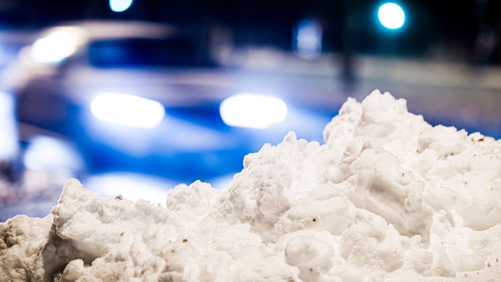 Das anhaltende Winterwetter sorgt vielerorts für glatte Straßen. (Archivbild)