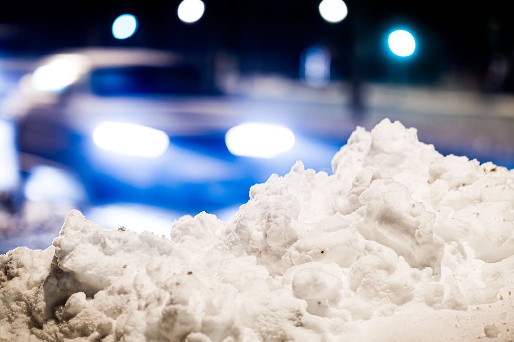 Das anhaltende Winterwetter sorgt vielerorts für glatte Straßen. (Archivbild)