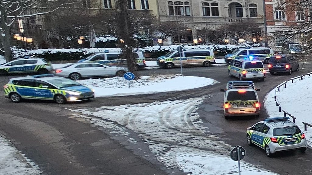 60 Demonstranten und jede Menge Polizeifahrzeuge - bei dieser Demo, die am August-Bebel-Platz endete, ging es um die Wehrpflicht. 