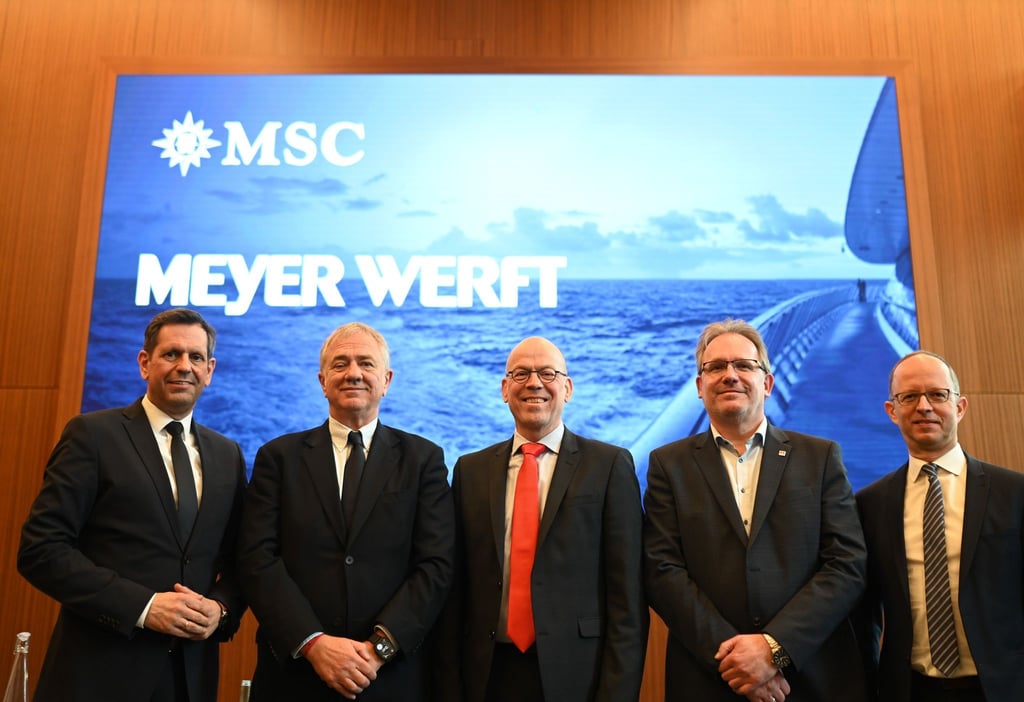 Niedersachens Ministerpräsident Olaf Lies (links) mit Beteiligten des geplanten Milliardengeschäfts.