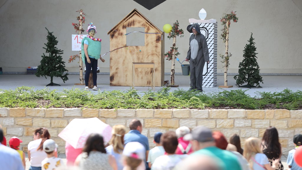 Zum Löwenstarken Kinderfest in Blankenburg kommt natürlich die  Stadtparkbühne zum Einsatz, so wie hier beim Auftritt der GVS-Theaterkiste.