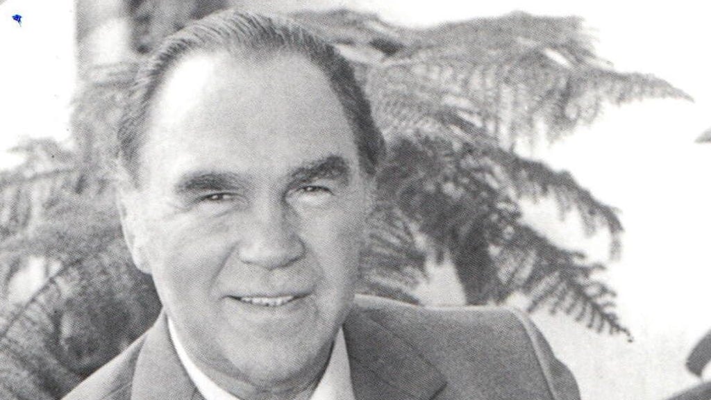 Günther Wagner übergibt eine Postkarte, die das Innere der Gaststätte „Bürgerkasino“ zeigt, an Museumsleiterin Monika Frohriep. Dort gab der Boxer Autogramme. 