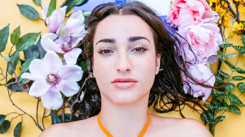 Zarte Nude-Töne, Lipgloss, sichtbare Sommersprossen: Das sind die Make-up-Trends 2026.