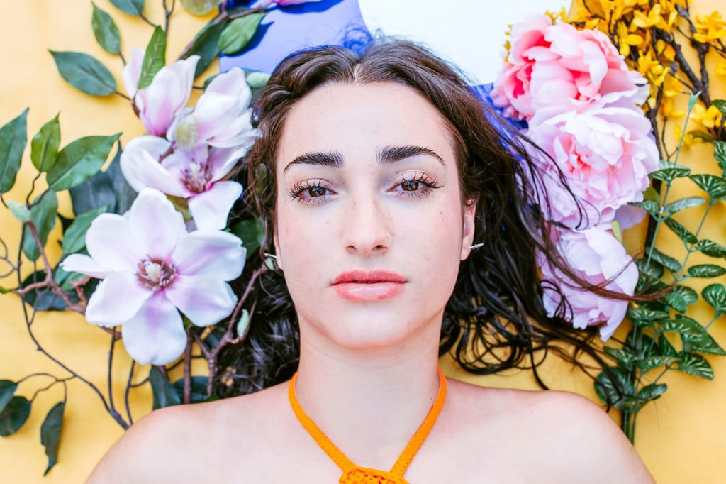 Zarte Nude-Töne, Lipgloss, sichtbare Sommersprossen: Das sind die Make-up-Trends 2026.