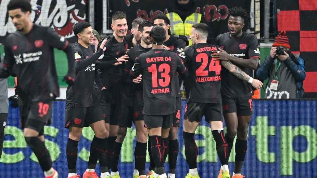 Leverkusens Patrik Schick jubelt mit seinen Mannchaftskollegen über 2:0.