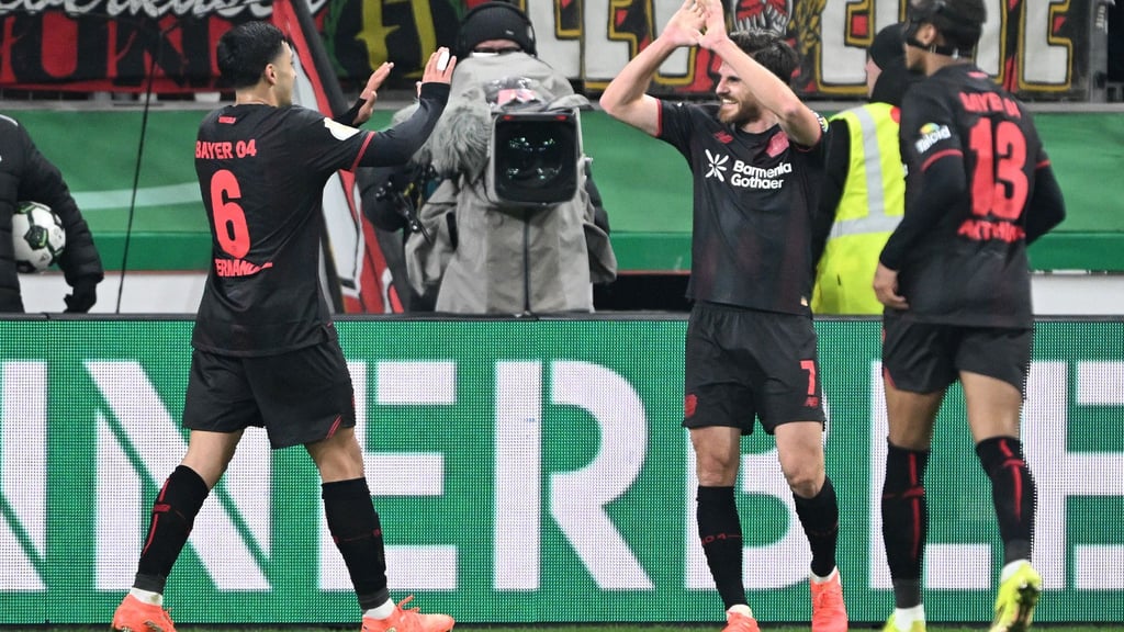 Leverkusens Jonas Hofmann jubelt über sein Tor zum 3:0 gegen den FC St. Pauli.
