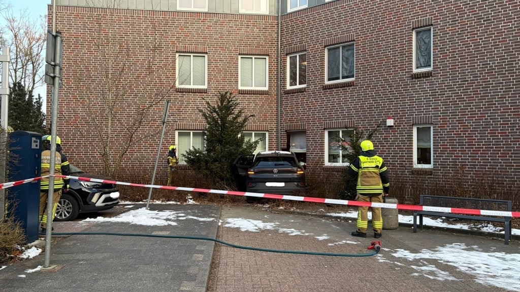 Nachdem ein Mann mit seinem Auto gegen die Hauswand eines Ärztehauses gekracht ist, sichert das Technische Hilfswerk (THW) das Gebäude.