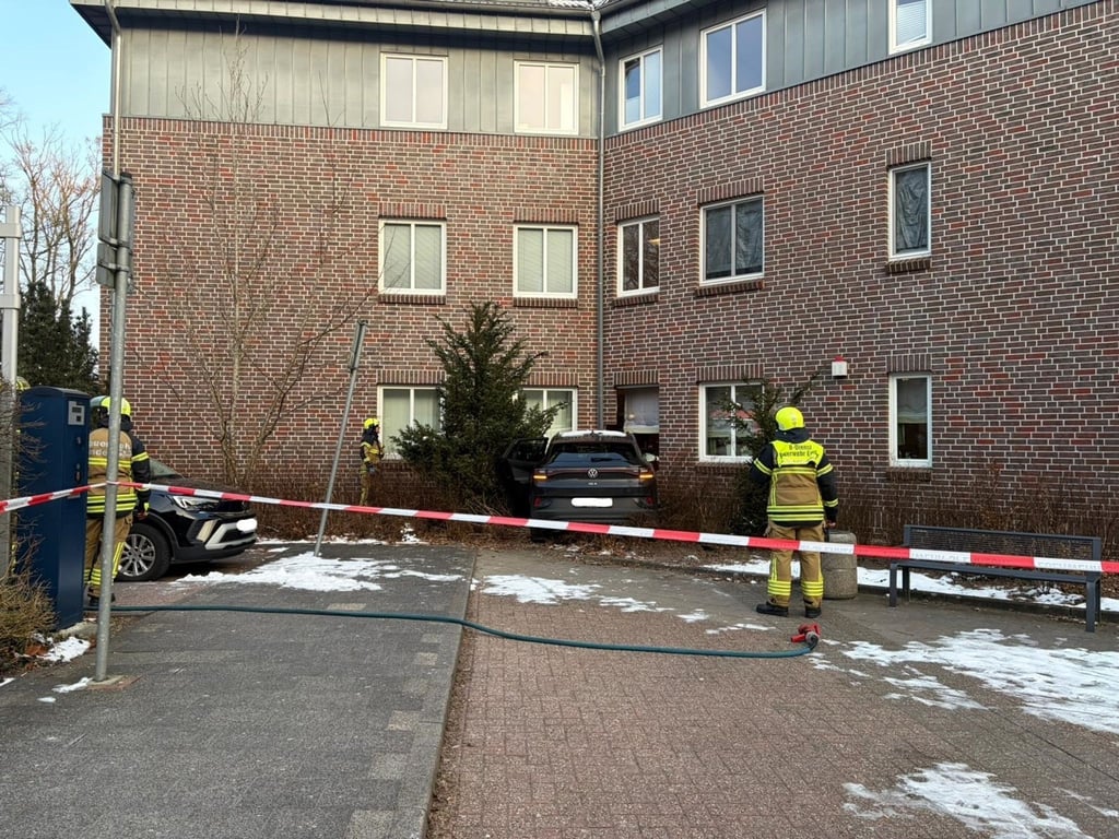 Nachdem ein Mann mit seinem Auto gegen die Hauswand eines Ärztehauses gekracht ist, sichert das Technische Hilfswerk (THW) das Gebäude.