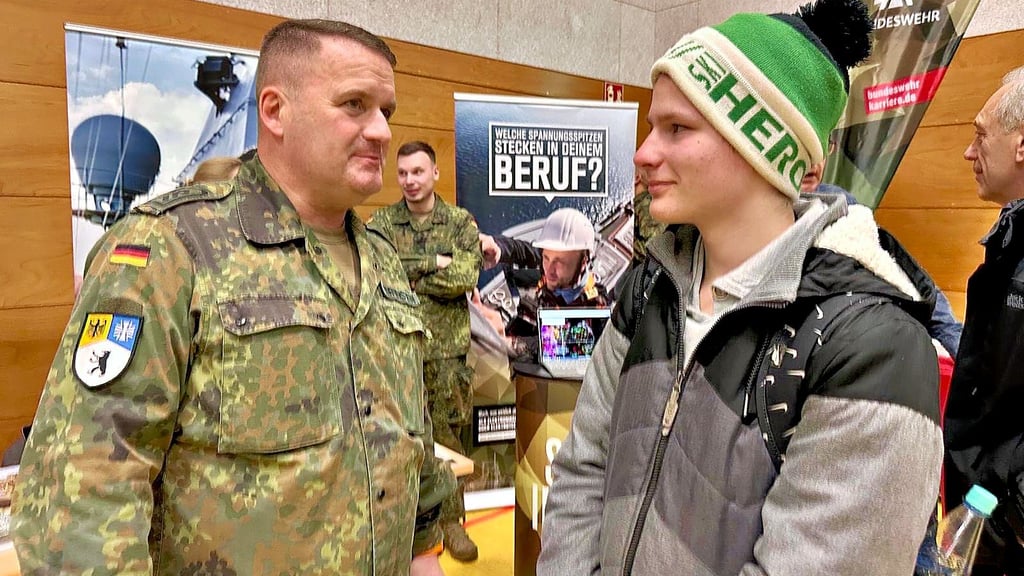 Der Stand der Bundeswehr  ist stets  gut  besucht. Junge Leute  informieren  sich hier  über  Karrierechancen.  