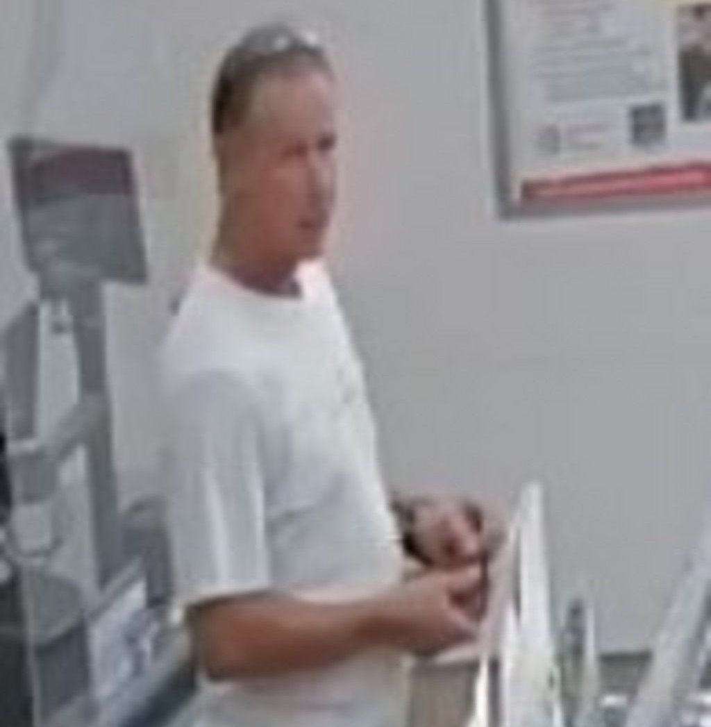 Wer kennt diesen Mann? Er soll in einem Discounter in Bad Kösen eine Geldbörse gestohlen haben.