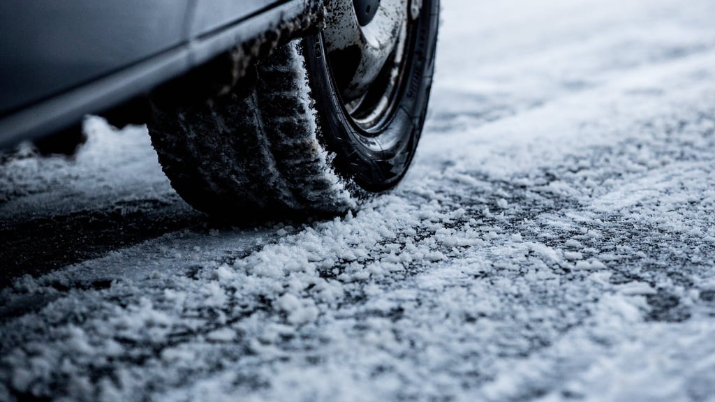 Das Fahrzeug geriet nach dem Überholen in eine Schneewehe.