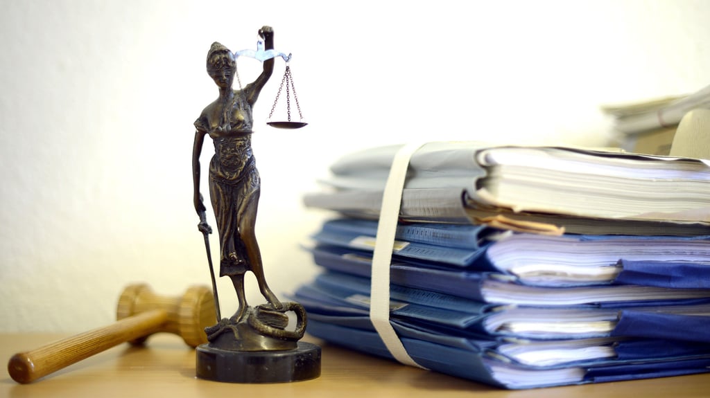 Zwei junge Männer mussten sich jüngst vor dem Amtgericht Gardelegen verantworten. Sie sollen drei Sätze Reifen aus ihrem Ausbildungsbetrieb gestohlen haben.